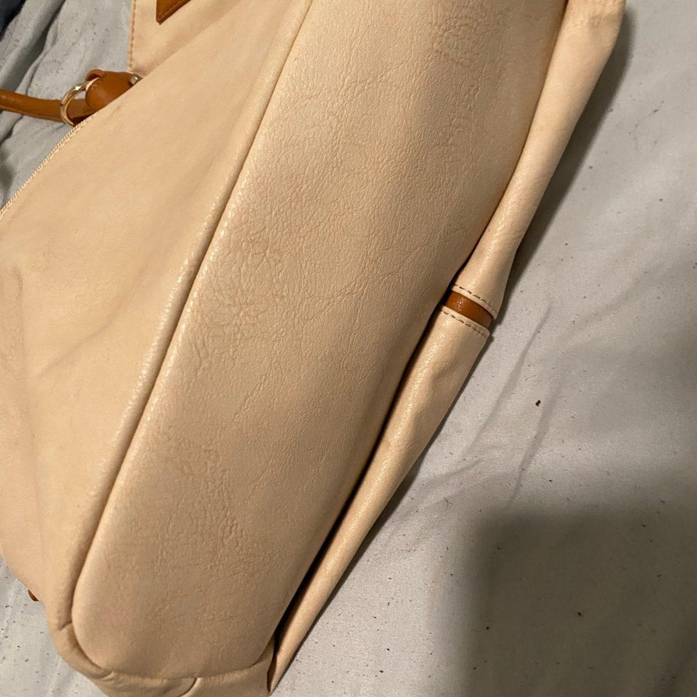 Michael Kors Cream Leather Shoulder Bag with Tan Trim - Picture 5 of 8